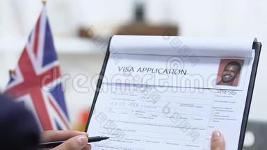 女经理通过<strong>英国签证</strong>申请，为批准的旅行做标记